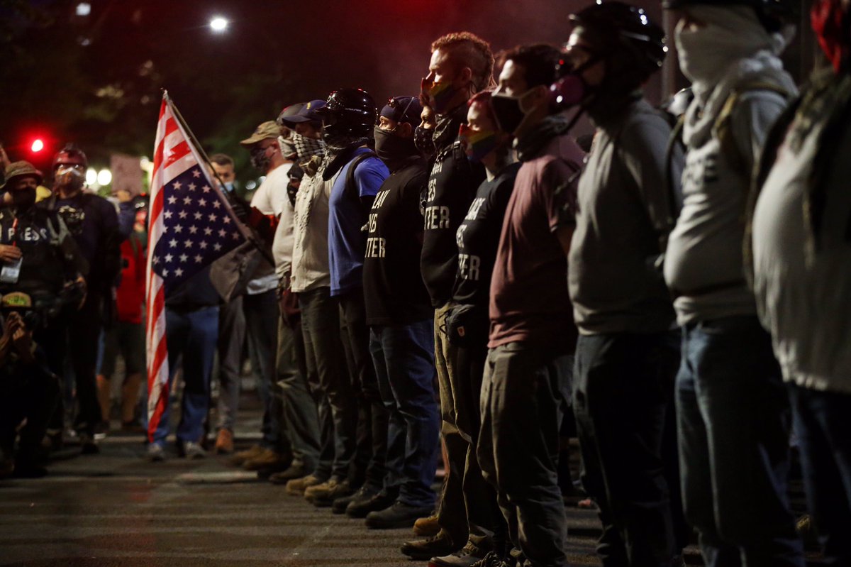 SimonJester007's tweet photo. Such brave, patriotic souls 💙 #PortlandMoms #WallofMoms #WallOfDads #WallOfVets #SupportPeacefulProtest 🕊 #ProtectOurProtesters 👥📢👥👥🗽
@LexiSkyeWalker @democracee @HLStockenstrom @mmpadellan @StopTheShitnado @polidan_sharon @B52Malmet @RabbiJill @MizWickham @lovemoz1wtp 😎 https://t.co/4Bhl14L52N