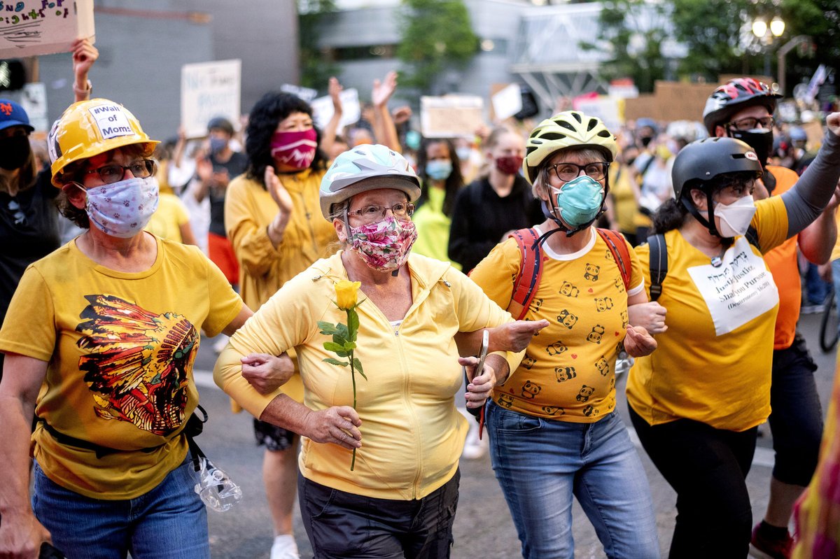 SimonJester007's tweet photo. Such brave, patriotic souls 💙 #PortlandMoms #WallofMoms #WallOfDads #WallOfVets #SupportPeacefulProtest 🕊 #ProtectOurProtesters 👥📢👥👥🗽
@LexiSkyeWalker @democracee @HLStockenstrom @mmpadellan @StopTheShitnado @polidan_sharon @B52Malmet @RabbiJill @MizWickham @lovemoz1wtp 😎 https://t.co/4Bhl14L52N