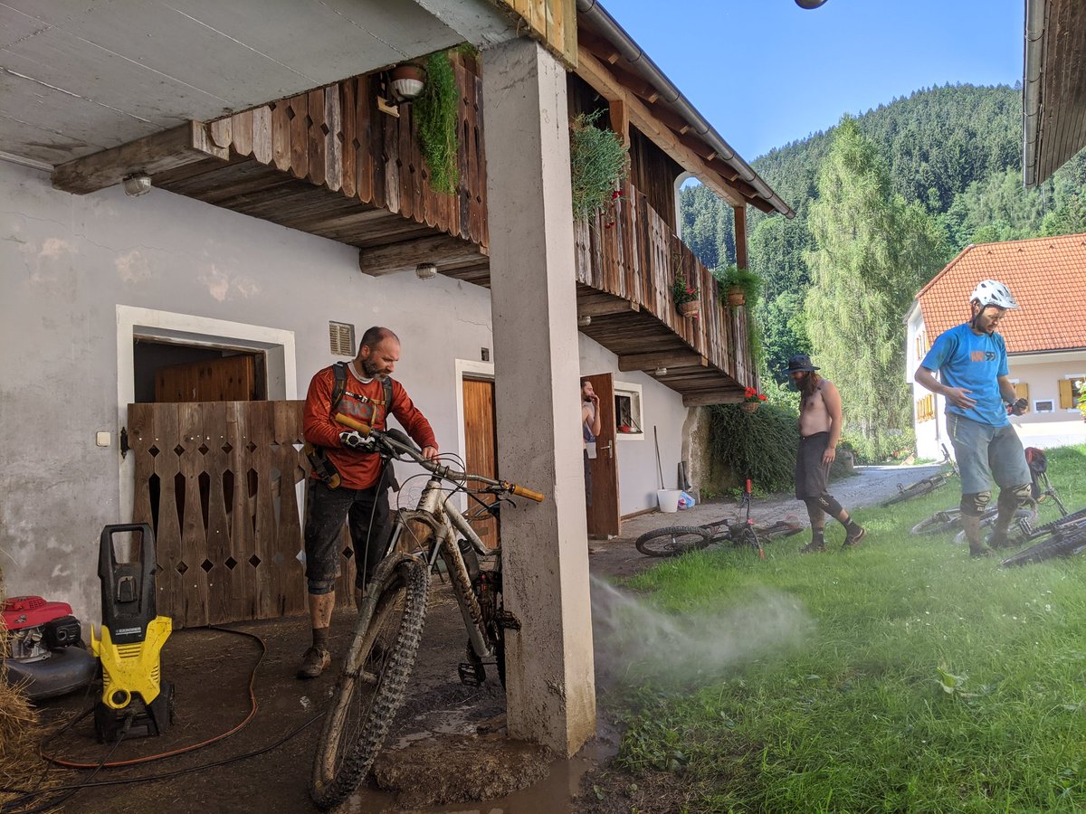 majh1982's tweet image. "Dež je nehal padati. Če dan se bo sonce pokazalo. Pejmo na Partyzanko in če bo dobro, bomo šli dvakrat."

Če ne bi bili vsi brez moči, bi šli trikrat. Hud trejl! Bravo Legnerjev &amp;amp; kolegi!

#RidgeLineTrails #koroška #mtbsi #partyzanka #bikenomad #ekohotel #koroš #jamnica