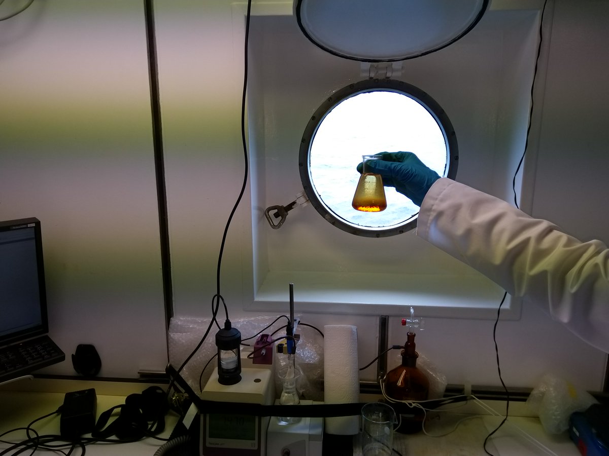 Meteor_M164's tweet photo. While measuring the oxygen content in the water sample, the Winkler-Titration involves several color changes of the samples undergoing different chemical reactions.
📷️ K. Wiegand
#RVMeteor #M164 #atsea #oceanresearch #researchcruise #oceanography https://t.co/DVuiGtcKQ6