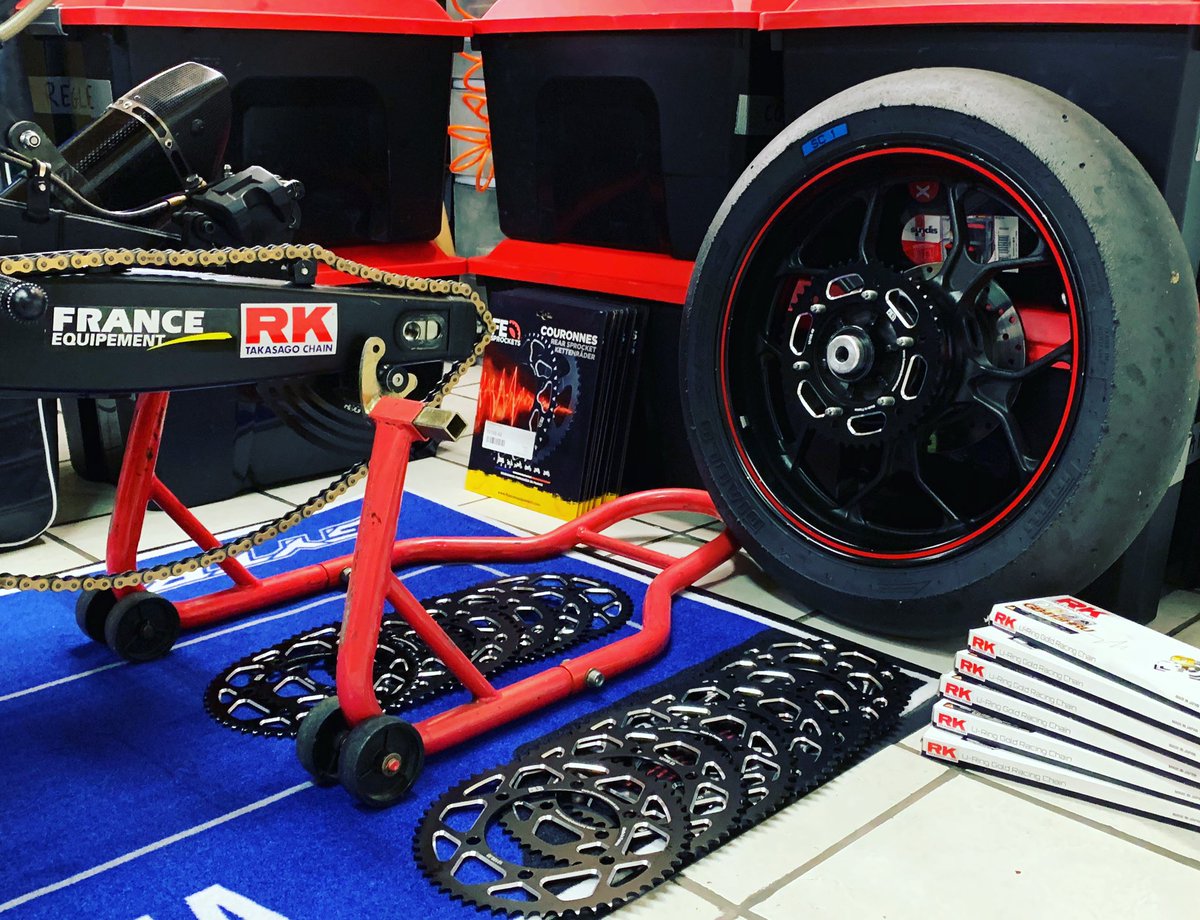 À quelques jours de la première manche du <a href="/WorldSBK/">WorldSBK</a>, la question du rapport de transmission à mettre se pose ! 🤔

Grâce à mon partenaire #FranceEquipement, nous avons 14 combinaisons différentes 👀

Avec ça, nous allons gagner quelques km/h en bout de ligne droite de Jerez! 🔥