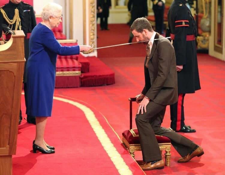 matloobtraja's tweet photo. It is good to hold the sword for the Queen of Britain, but it is wrong to hold the sword for the Imam in Hagia Sophia. This is the double standard of the West that comes to the fore at every opportunity. The sword is a symbol, Bear with the sword of a Muslim. https://t.co/n5cltcZklf