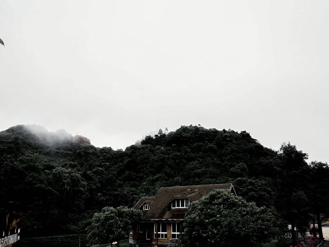 platona_'s tweet photo. ขอแชร์ได้ป่าว เราชอบที่นี่มากเลย เป็นหมู่บ้านที่ฝนตกแทบจะทั้งวัน แต่เราโชคดีที่ไปแล้วฝนหยุด//อันนี้ดีแหละ555
คุณลุงที่ดูแลที่ๆเราพักบอกว่านี่คือฟ้าเปิดที่สุดแล้วถ้าเทียบกับทั้งอาทิตย์ที่ผ่านมา
#pilok #กาญจนบุรี https://t.co/bZhMf1x8as
