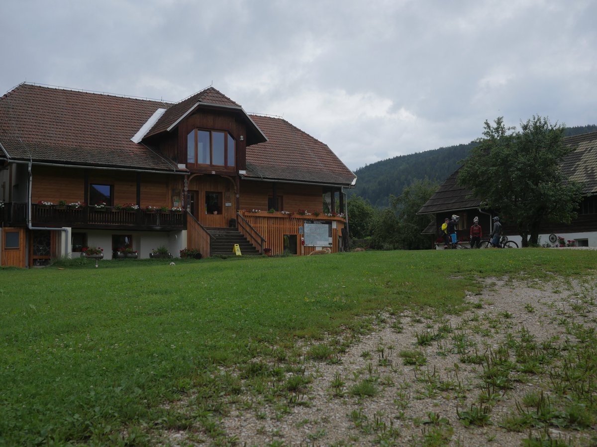 majh1982's tweet image. "Dež je nehal padati. Če dan se bo sonce pokazalo. Pejmo na Partyzanko in če bo dobro, bomo šli dvakrat."

Če ne bi bili vsi brez moči, bi šli trikrat. Hud trejl! Bravo Legnerjev &amp;amp; kolegi!

#RidgeLineTrails #koroška #mtbsi #partyzanka #bikenomad #ekohotel #koroš #jamnica