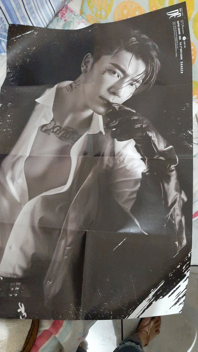 _HeyElf's tweet photo. Poster Time Slip e Danger - R$ 40,00 (frete incluso) 

Poster One More time (contém algumas avarias) R$ 30,00 (frete incluso) https://t.co/VhnxGVWeZV