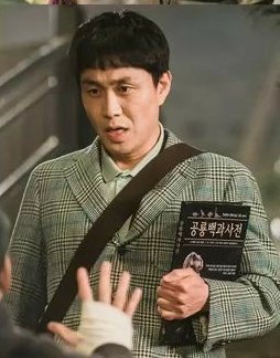 Oh Jung se as Moon sang Tae Honestly his portrayal of sang Tae is beautiful, everytime there is a close up of his face you can clearly see the innocence in his eyes which makes you love all of him