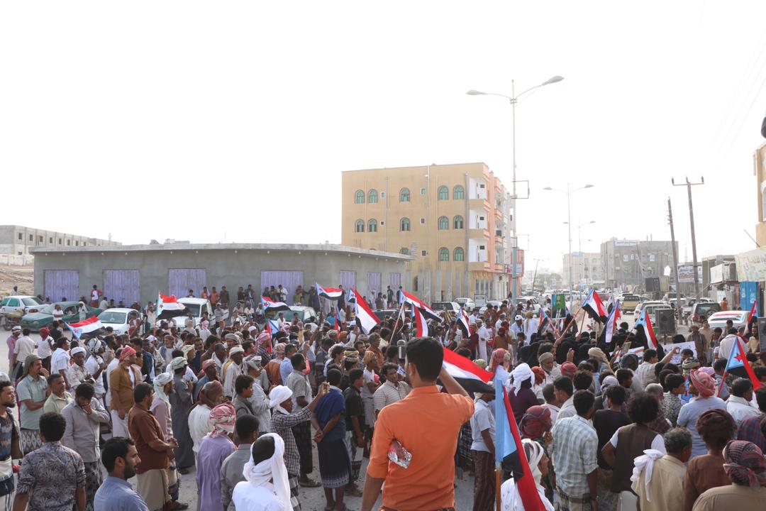 Randh77's tweet photo. إصرار وتعنت الإخونج على منع دخول باصات المتظاهرين المؤيدين للمجلس الانتقالي، إلى مدينة الغيظة زادت من شعبية الانتقالي، وزادت جماهير الانتقالي عزيمة على المضي قدماً للمشاركة في فعالية المهرة بكل شجاعة وحماس.
#المهره_تهزم_الحوثي_والاخوان
#المهره_الاداره_الجنوبيه_تجمعنا https://t.co/YEYy8OF8U0