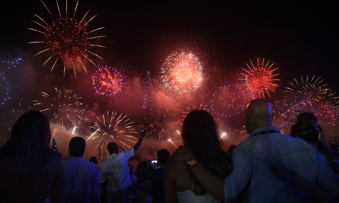 diariodegoias's tweet photo. Rio de Janeiro cancela réveillon por conta do coronavírusA prefeitura do Rio informou neste sábado (25) que o tradicional réveillon da cidade será cancelado, pois “não é viável neste cenário de pandemia, sem a existência de uma vacina”. #Réveillon #riode https://t.co/eYsDMT1JSC https://t.co/tlQnhHSn3i
