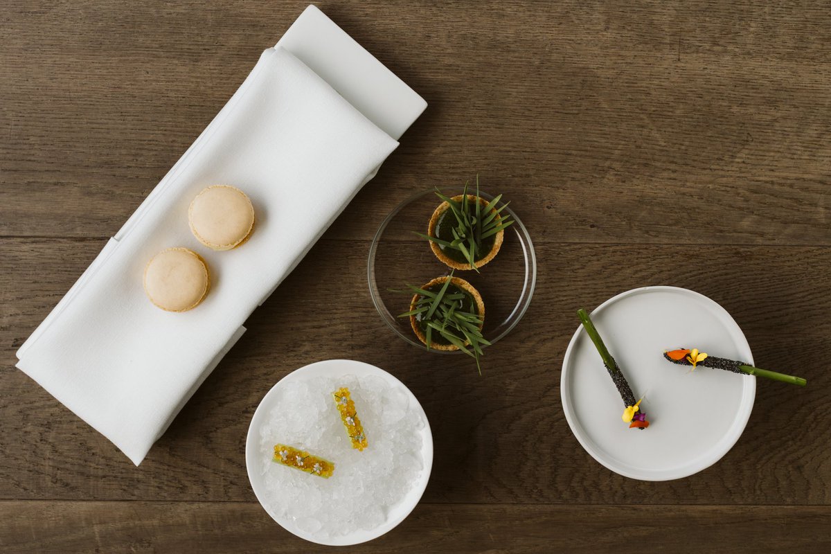 lmgastronomia's tweet photo. #PetitFours
#Espárrago con #chocolate y #semillasdeamapola /
#Apio con #cremapastelera
de #manzana y #calvados /
#Tartaleta de #hierba recién cortada /
#Macaron de #alubiablanca
#LeandroGil
#LaBiblioteca https://t.co/EkWm0ft8gq