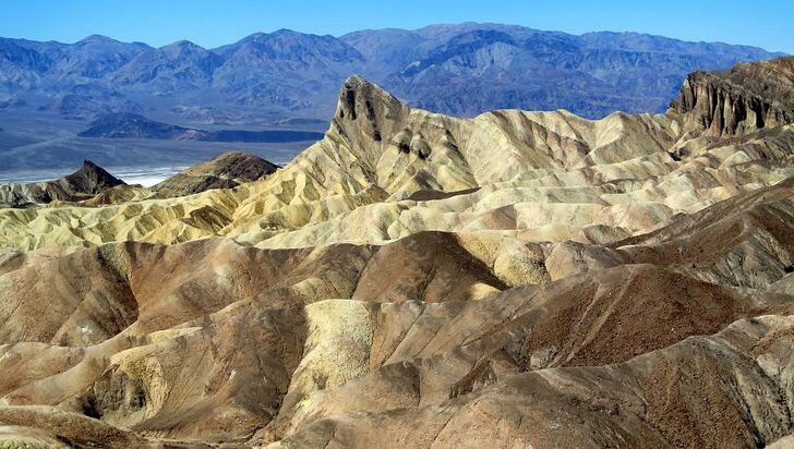 1. Vallée de la Mort, États-UnisUn endroit extrêmement chaud. Ce désert est l'endroit le plus chaud de la planète : le record de température a atteint 56,7ºC. Même la personne la plus solide s'épuiserait. Un être humain ne pourrait y survivre sans eau que durant 14 heures.