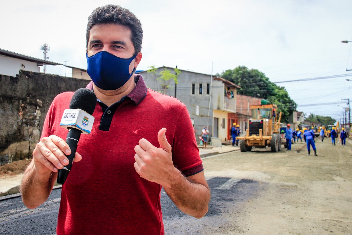 PrefMaceio's tweet photo. Prefeito Rui Palmeira vistoria obras do Nova Maceió no Clima Bom https://t.co/lUVOAbGEBP https://t.co/4kuHD0Q5qQ