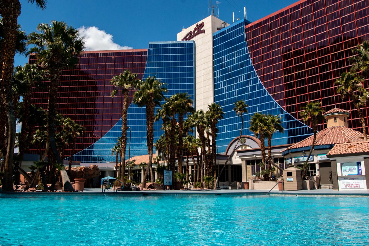 RioVegas's tweet photo. Who else wishes they were at #VooDooBeach right now 🙋? #KeepItRIO #AloneTogether https://t.co/HGlpdKu3QI