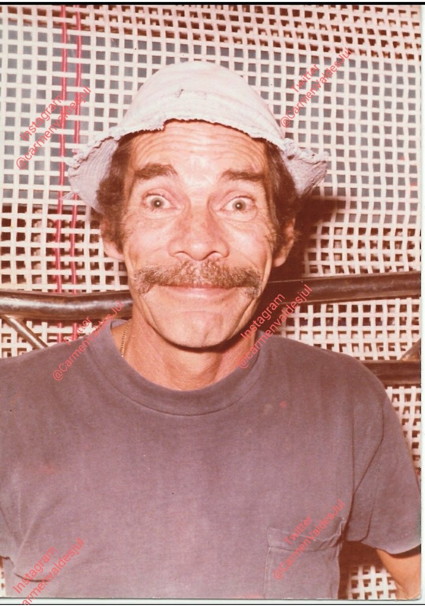 Entrañable momento para mí, la escena fue: Papá tú das muchos autógrafos yo quiero el mío! Mirándome sonrió y fue por esta foto, se sentó sin dejar de sonreír, yo parada tocando su hombro atenta a lo que escribía, abría mis ojos tan feliz! Se levantó y me la dio con un gran beso!