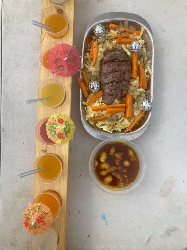 MarieMedGuides's tweet photo. Traversée du Moyen-Age 🤴🏼où nous avons pu déguster de délicieux plats 🍔🥗#concourscuisine #food #onabon #miam https://t.co/0nSQe8Swel
