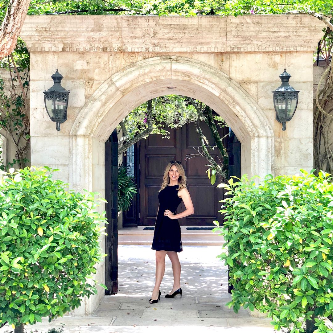Rochelle_TV's tweet photo. We sold this beautiful #estate in #WoodfieldCountryClub in #BocaRaton the “old fashioned way” by meeting in person, shaking hands, and sharing a meal with strangers. Hope to be back with people #IRL very soon! ##pinkpalm #msboca https://t.co/2NfiUfinR4