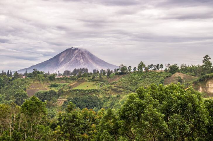4. Volcan Sinabung, Indonésie La lave a fait ses dégâts en 2010, 2013, 2014 et 2015. La dernière éruption a eu lieu le 27 février 2016 : des gaz, de la lave et des cendres ont été expulsés à une hauteur de 2500 mètres. Nous ignorons ce qui attend les habitants de cette zone.