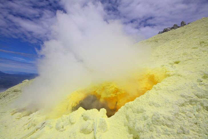 4. Volcan Sinabung, Indonésie La lave a fait ses dégâts en 2010, 2013, 2014 et 2015. La dernière éruption a eu lieu le 27 février 2016 : des gaz, de la lave et des cendres ont été expulsés à une hauteur de 2500 mètres. Nous ignorons ce qui attend les habitants de cette zone.