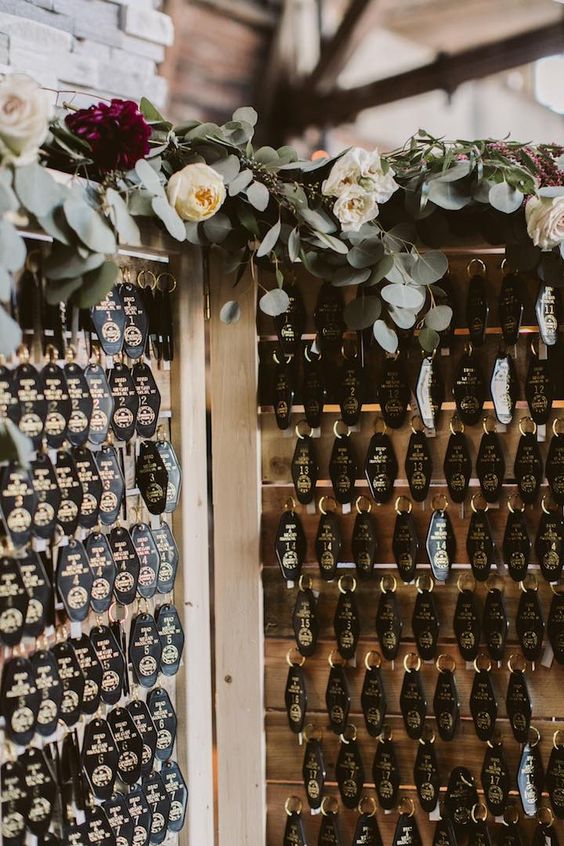 FianceeBodas's tweet photo. En tu recepción de bodas, aplica el dos-en-uno con un display de acomodo de lugar donde las tarjetas de lugar incluyan los recuerdos de boda. https://t.co/sf1ueBtQP0