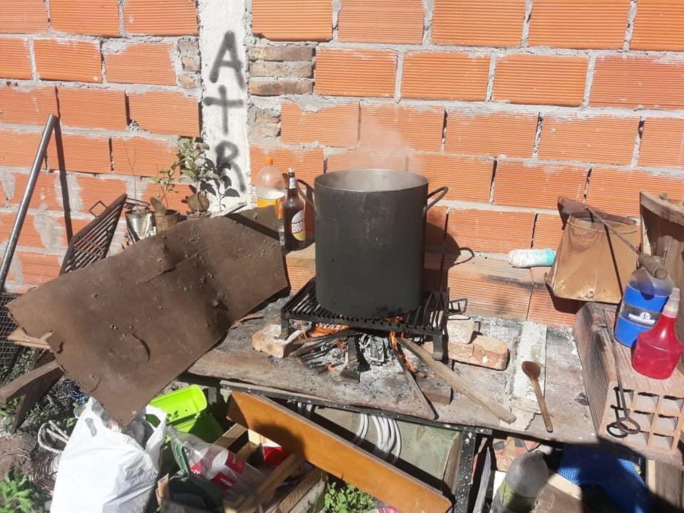 alefelcaro's tweet photo. Otro sábado solidario. Hoy ayudamos en barrio Felisa y José Hernández a que los vecinos pudieran tener su almuerzo. https://t.co/MIex17fDXm