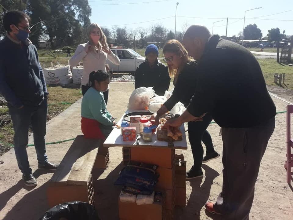alefelcaro's tweet photo. Otro sábado solidario. Hoy ayudamos en barrio Felisa y José Hernández a que los vecinos pudieran tener su almuerzo. https://t.co/MIex17fDXm