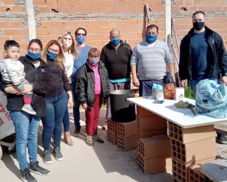 alefelcaro's tweet photo. Otro sábado solidario. Hoy ayudamos en barrio Felisa y José Hernández a que los vecinos pudieran tener su almuerzo. https://t.co/MIex17fDXm