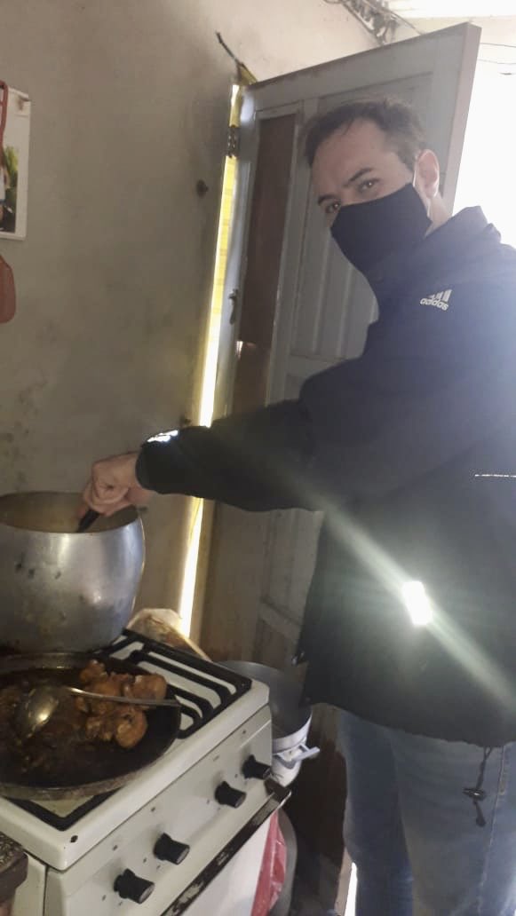 alefelcaro's tweet photo. Otro sábado solidario. Hoy ayudamos en barrio Felisa y José Hernández a que los vecinos pudieran tener su almuerzo. https://t.co/MIex17fDXm