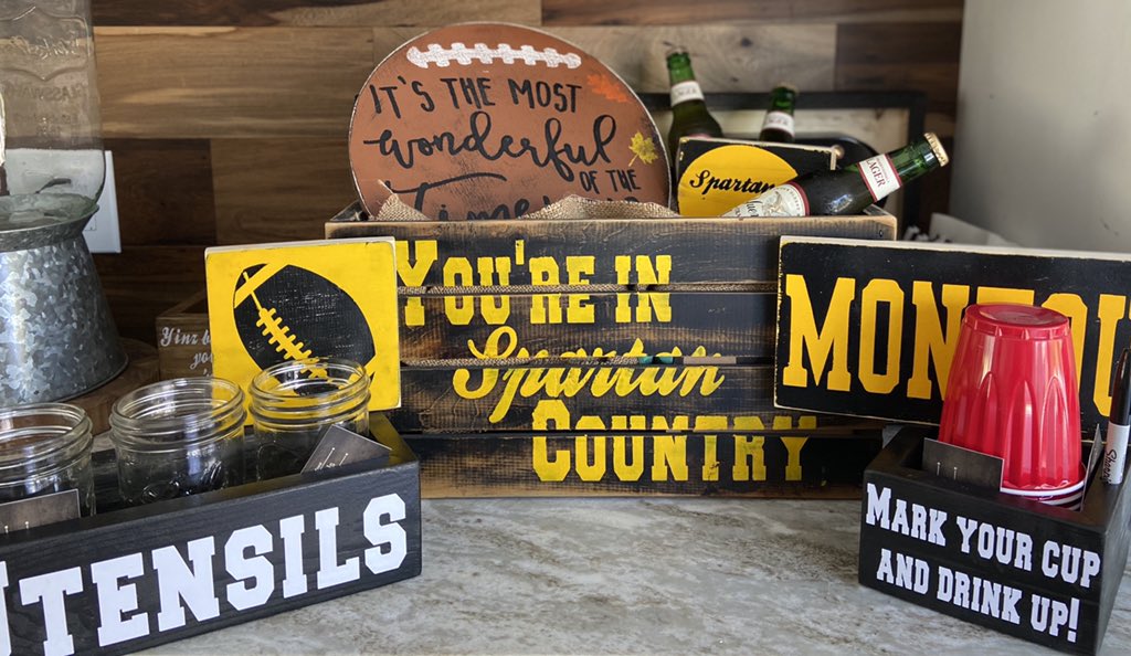 TempestOrigina1's tweet photo. Friday Night Football Tailgate basket🏈Other teams available upon request! All Items available ala carte.  Taking orders for this season! Check us out at TempestOriginals on Etsy or Tempest Originals on Facebook. #fallmeansfootball #FridayNightLights #footballtailgate https://t.co/3gHzCQ4JBU