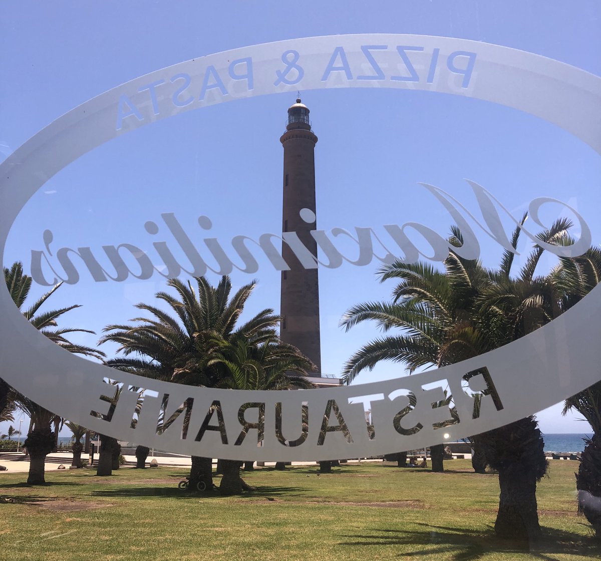 Maximilians_Rte's tweet photo. Vistas al mar y al Faro de Maspalomas en un entorno único disponemos de amplia terraza.🌞🌴

See views and spacious terrace privilege environment.🌞🌴

#maximiliansrte #maspalomas

Https:// https://t.co/0ikutGkr5f / https://t.co/uPlEMPYPKx