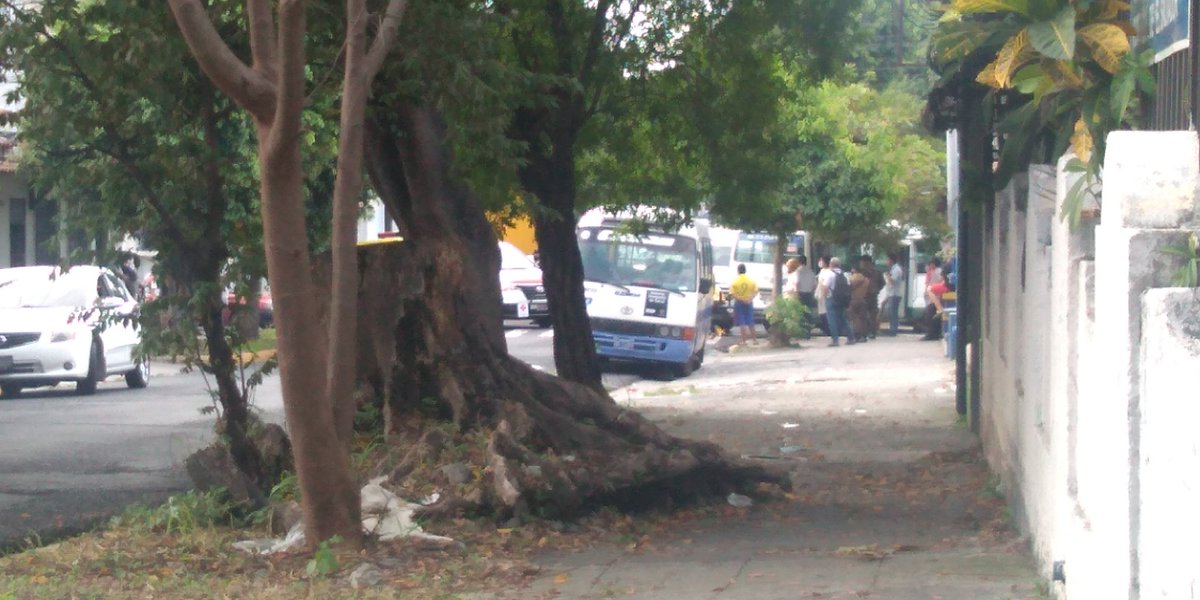 Shopuscrispy's tweet photo. @alertux @SoyacitySV @ultimahsv @uhprensagrafica  Accidente de taxi y coaster sobre la Avenida España y la 15 calle oye después del Mdo San Miguelito https://t.co/nBFTWYhQHM