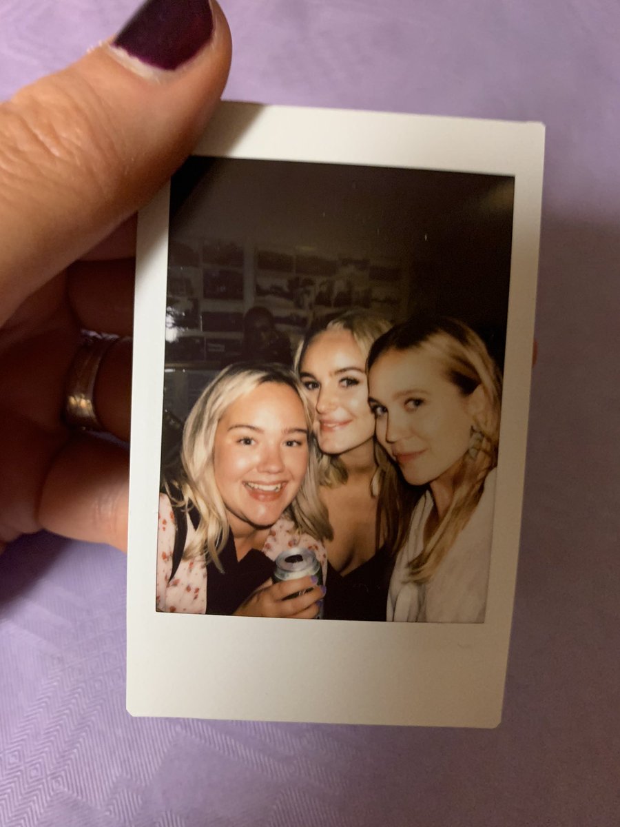 noraskoglund's tweet photo. Tog en fin bild med mina vänner och catchade en demon på samma gång https://t.co/NUih01CT7r