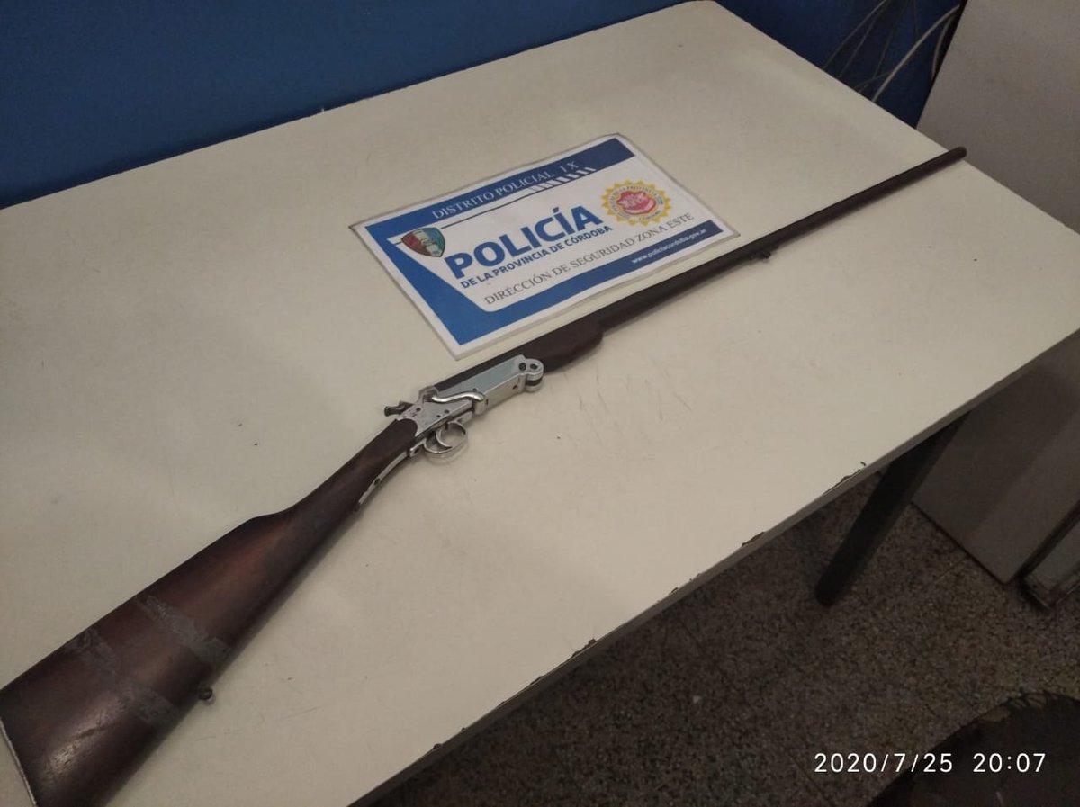 PoliciaCbaOf's tweet photo. #CAPIX Un hombre de 28 años fue #Detenido tras #Operativo en Bº San Martín Norte. En el #Procedimiento se secuestró una escopeta calibre 14. El aprehendido fue trasladado a sede judicial. https://t.co/WrhjxOyXMq