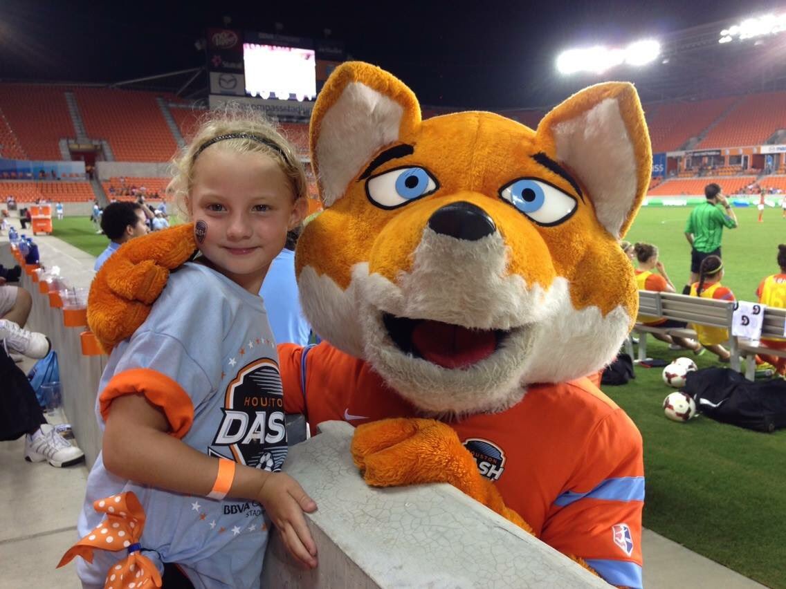 Ms_Dutka's tweet photo. We are behind ya ladies!! Let’s go @HoustonDash !! #DashToTheShip https://t.co/Ld46Cii7dU