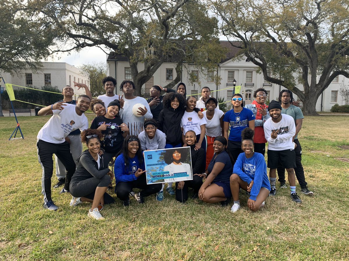Dillard2023's tweet photo. #WhosWhoOfDU 
•THEE Class of 23💙
•Best class to walk The Oaks🌳
•Smartest class on campus🤓
•Hustlers🤑
•NOT ghetto🤗
•Class full of clowns just get to know us!😂❤️

Welcome #DU24 and all #DU23 transfers! 🥳 https://t.co/xFliBv1BXh