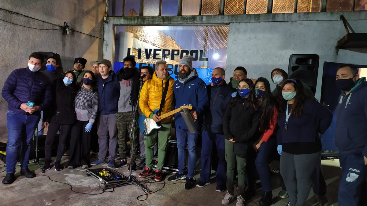 AgrupacionLfc's tweet photo. Tremenda noche de olla solidaria negriazul con los genios de @Saladosbanda muchas gracias!!! https://t.co/G01rbiXh5U