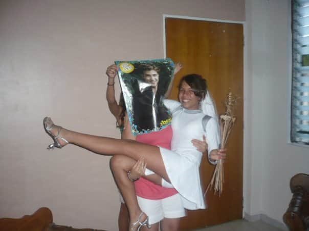 marianagch08's tweet photo. Fotos de cuando tenia 12 años y organicé con mis amigas una boda con el póster de Robert Pattinson: https://t.co/EIQ2umoJHi