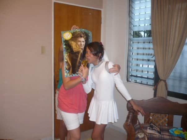 marianagch08's tweet photo. Fotos de cuando tenia 12 años y organicé con mis amigas una boda con el póster de Robert Pattinson: https://t.co/EIQ2umoJHi