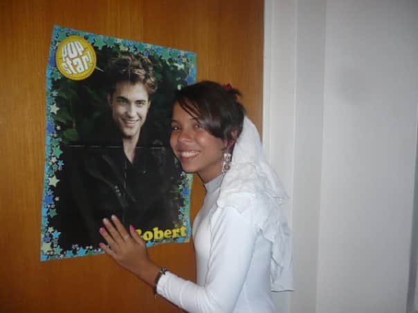 marianagch08's tweet photo. Fotos de cuando tenia 12 años y organicé con mis amigas una boda con el póster de Robert Pattinson: https://t.co/EIQ2umoJHi
