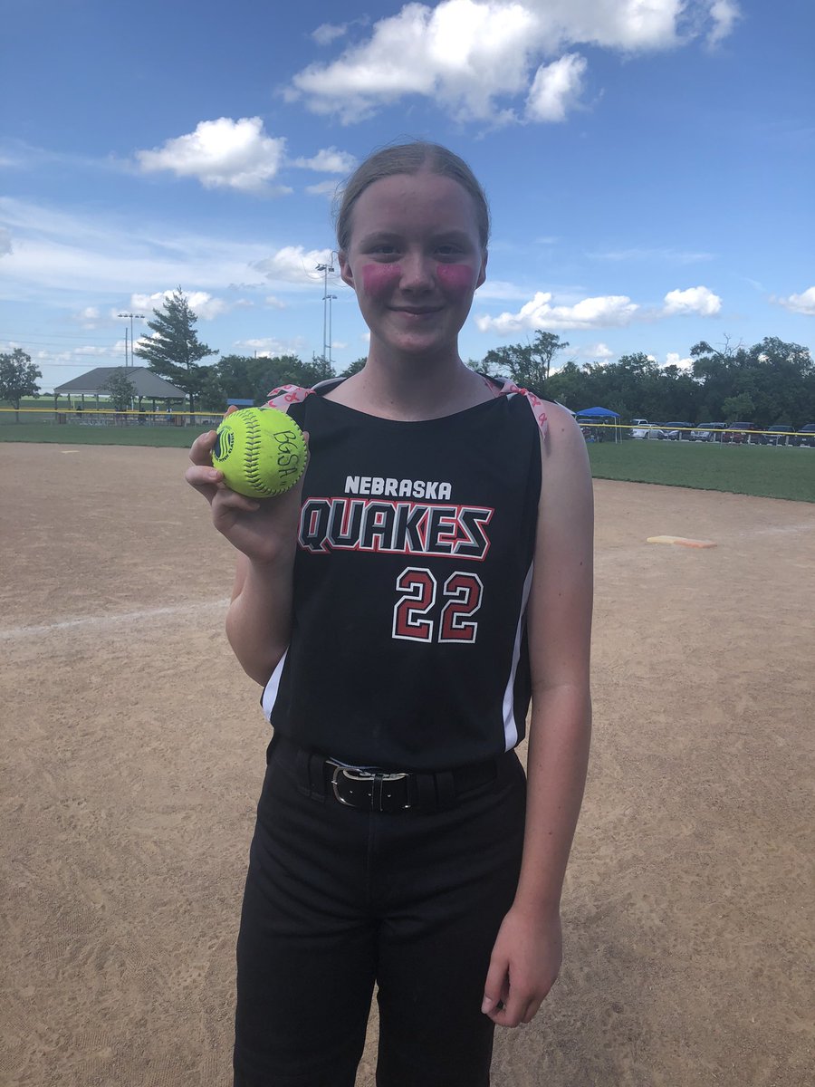 NEQuakesBuzzell's tweet photo. Another straight away center bomb 💣 by Ashlynn!!!  #PinkoutfortheCure @NEQuakesSB https://t.co/ou2V41NPOG