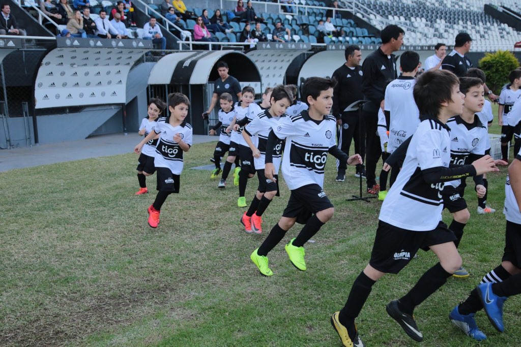 CintiaSanchiz's tweet photo. Felicidades a toda la familia Olimpista! El club no es solo el fútbol, defender su escudo en las demás disciplinas también es un honor 💪🏻🤍🖤🤍 #Queens #MiniKings #OlimpiaElite https://t.co/kSP6pd9Ylz