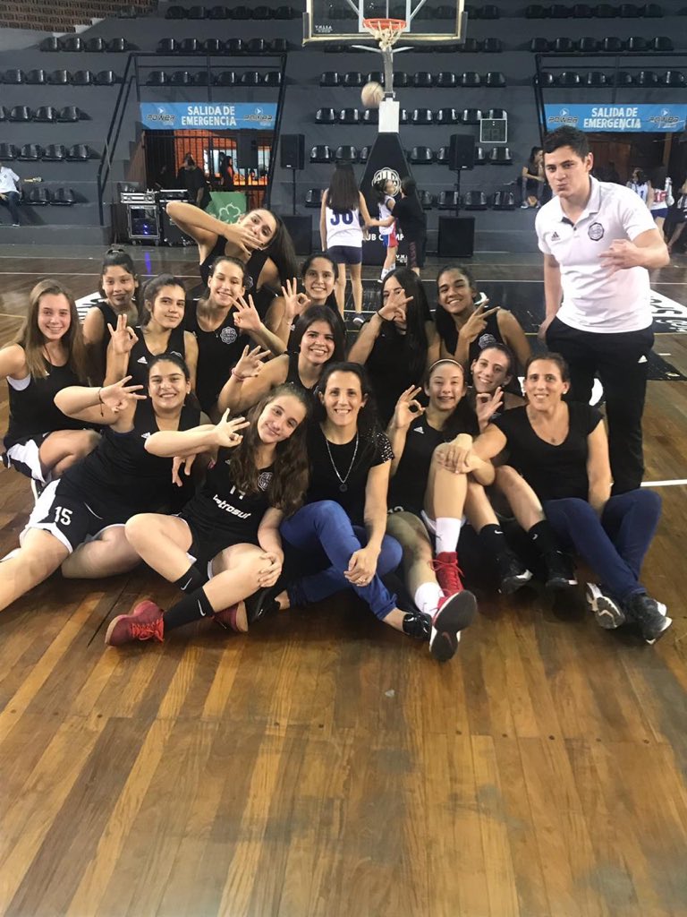 CintiaSanchiz's tweet photo. Felicidades a toda la familia Olimpista! El club no es solo el fútbol, defender su escudo en las demás disciplinas también es un honor 💪🏻🤍🖤🤍 #Queens #MiniKings #OlimpiaElite https://t.co/kSP6pd9Ylz