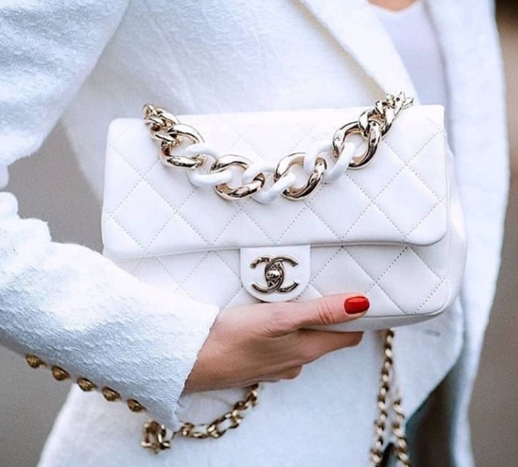 Bag Religion on X: Wear your Chanel 𝙡𝙞𝙠𝙚 𝙖 𝙩𝙧𝙪𝙚 𝙗𝙤𝙨𝙨  𝙗𝙖𝙗𝙚. Chanel Large Flap In white Quilted Lambskin Leather With resin Bi- Colour Chain. Snatch this for only $4950CAD + Tax Tap