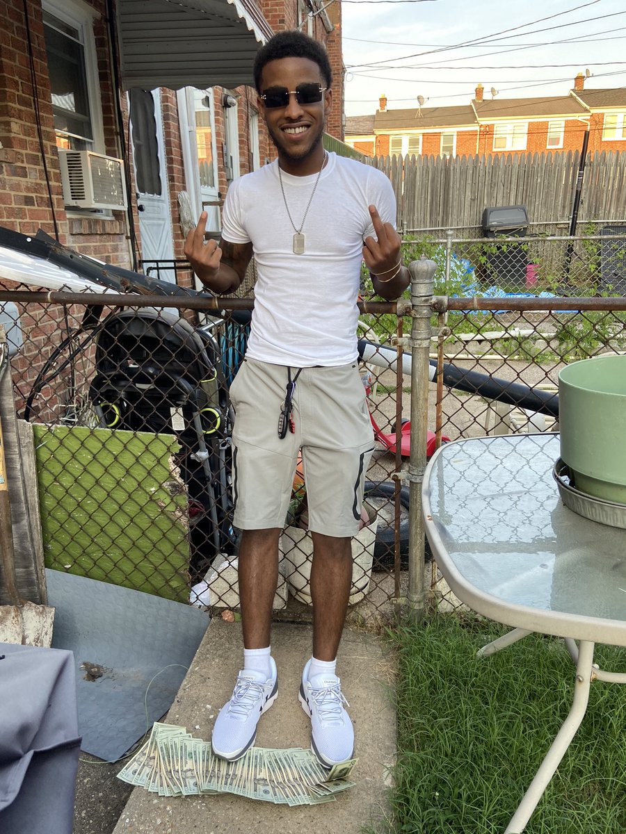 _24kamo's tweet photo. i think about guns and money 60 times throughout the day #NoSlouchShit🚀 #bipsquad⛹🏾 https://t.co/kMjqZObEx5