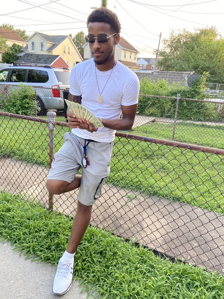 _24kamo's tweet photo. i think about guns and money 60 times throughout the day #NoSlouchShit🚀 #bipsquad⛹🏾 https://t.co/kMjqZObEx5