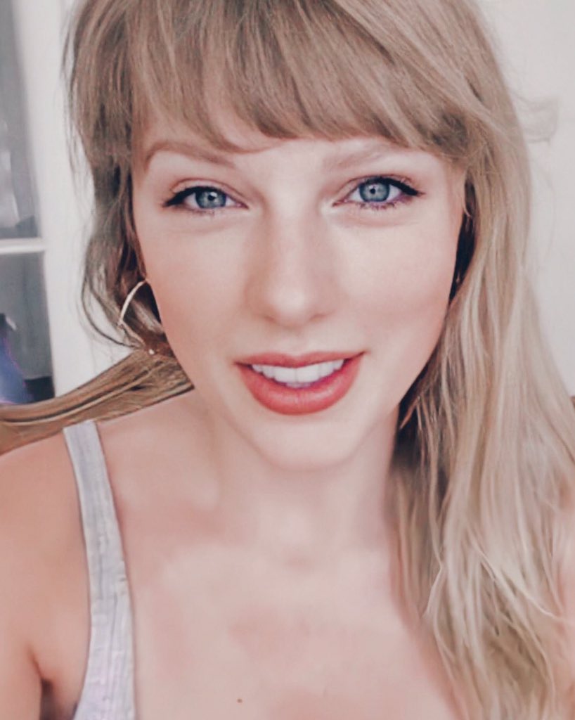 swiftycat's tweet photo. taylor promoting folklore: a serve https://t.co/FtimHnoxQC
