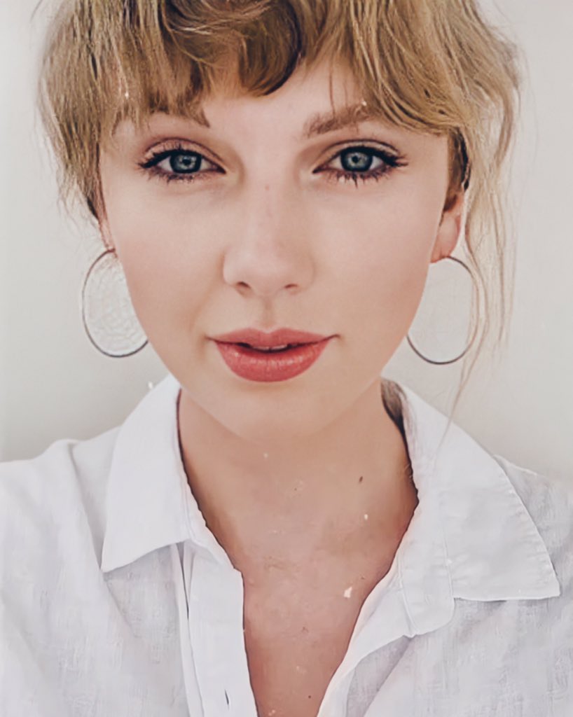 swiftycat's tweet photo. taylor promoting folklore: a serve https://t.co/FtimHnoxQC