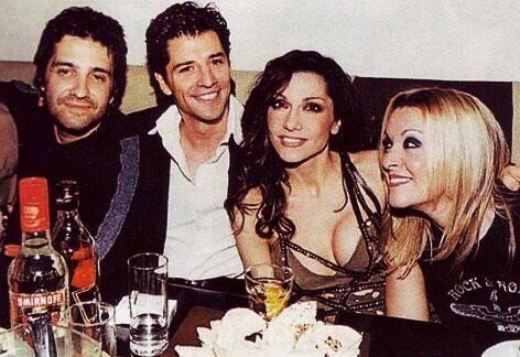 Vand1cted's tweet photo. #DVThrowback με φωτογραφία από την απονομή του 4πλα πλατινένιου «Γεια»🔙📀❤️
@Desp1naVandi @phoebusmusic @nataliagermanou @sakisrouvas https://t.co/y8PVLnlaxX