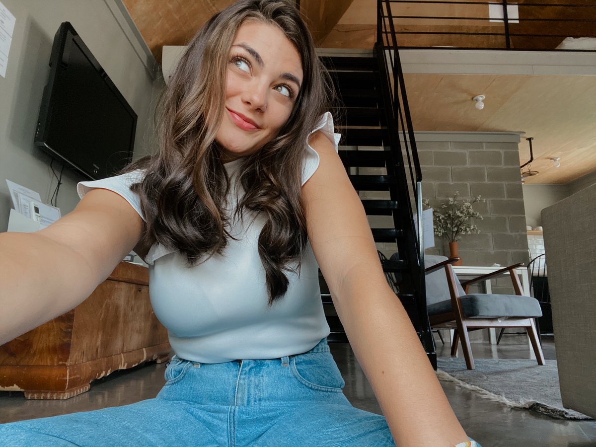 carlybethparker's tweet photo. first time wearing mom jeans + i LOVE them https://t.co/PvltmHWByz