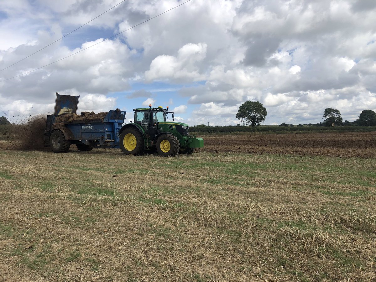 JHDuffin_sons's tweet photo. Spreading team out again, FYM being applied to Fallow ground nr Melton Mowbray @gtbunning #duffincontractors #fym #meltonmowbray https://t.co/MtOOtGzdnf