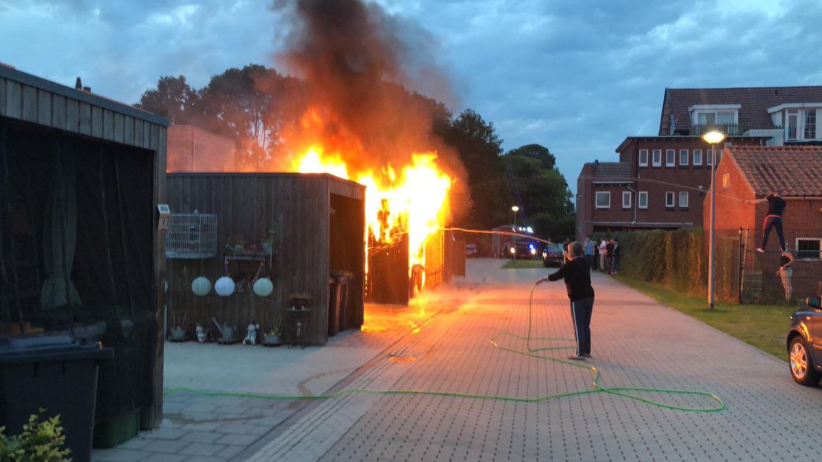 Uitslaande brand verwoest schuur in Oude Pekela - #Groningen -..