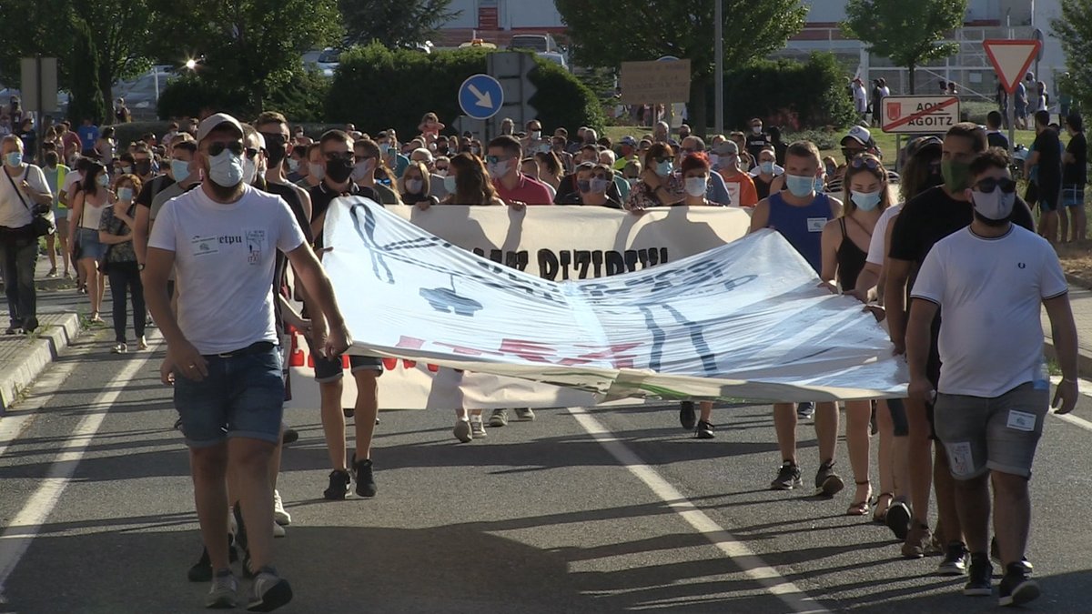 [Bideoa] Cientos de personas se manifiestan en Agoitz en contra del cierre de Gamesa ahotsa.info/edukia/cientos…